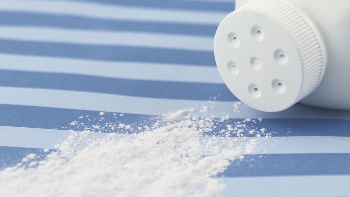 5 trucos para olvidarte de las rozaduras de los muslos en verano polvos de talco