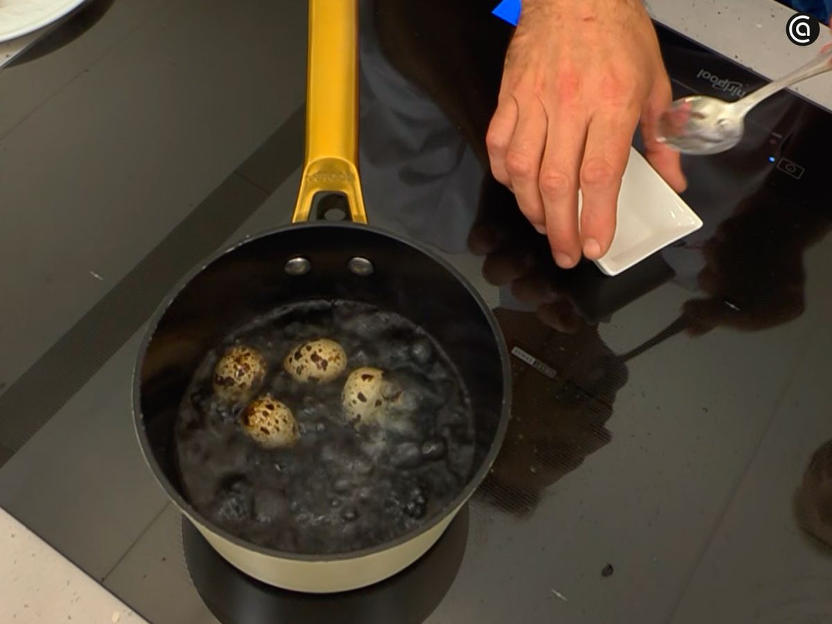 Cocina los huevos, deja que se enfríen y pélalos