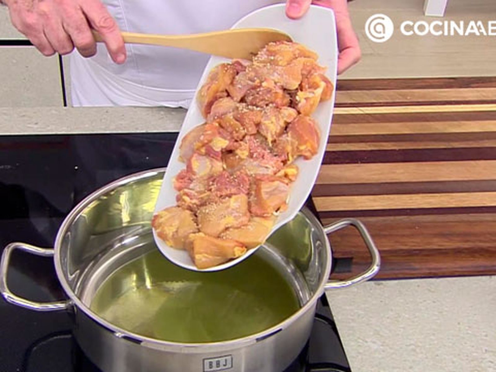 Introduce los muslos de pollo cortados en una cazuela karl6903 pollo champinones p1