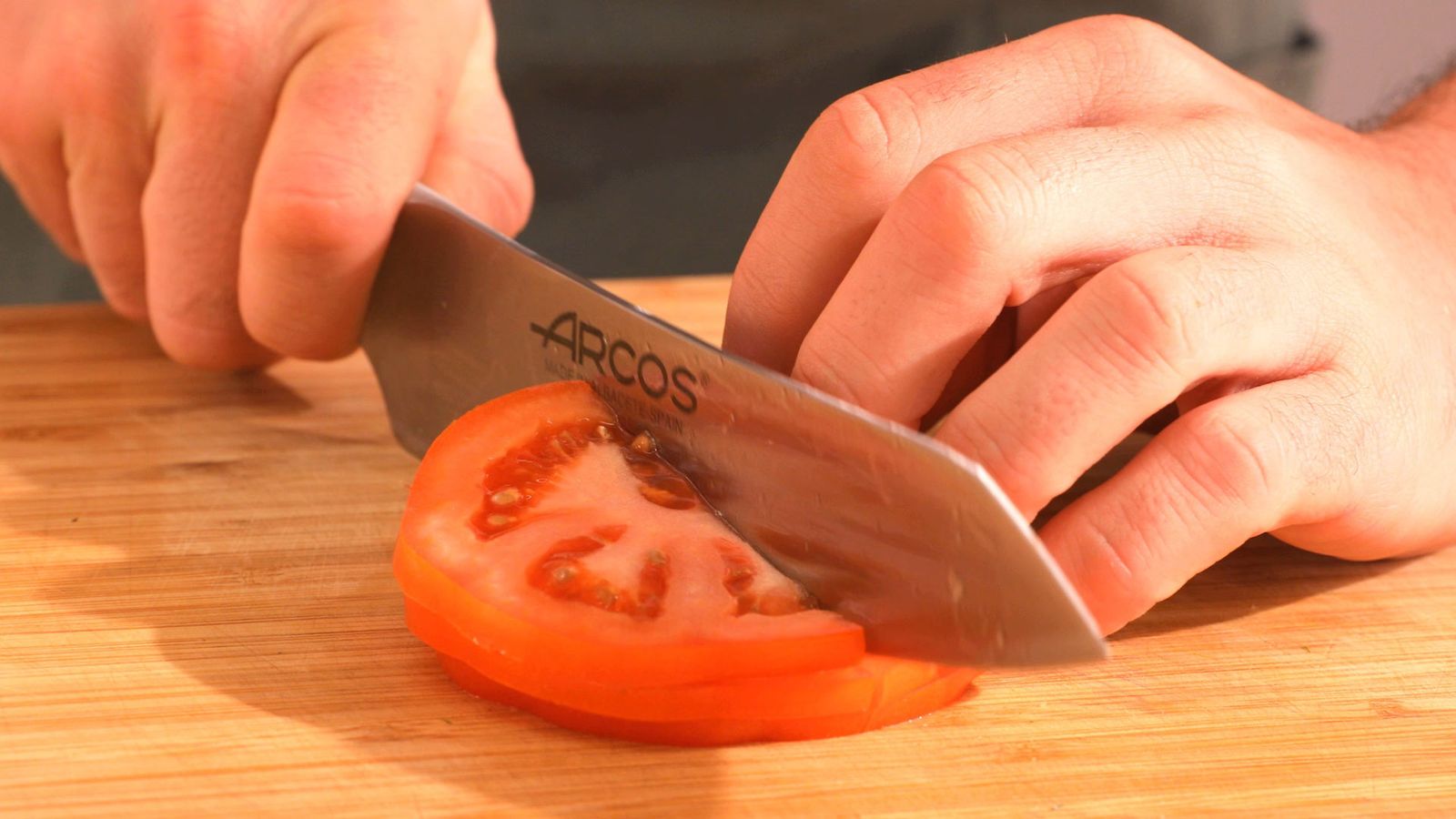Corta el tomate en cuartos Ratatouille paso 2