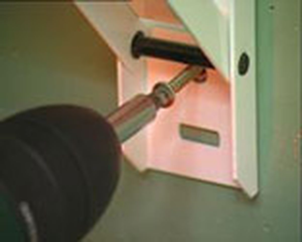 brico 0467 2 Instalacion mesa auxiliar abatible paso 3