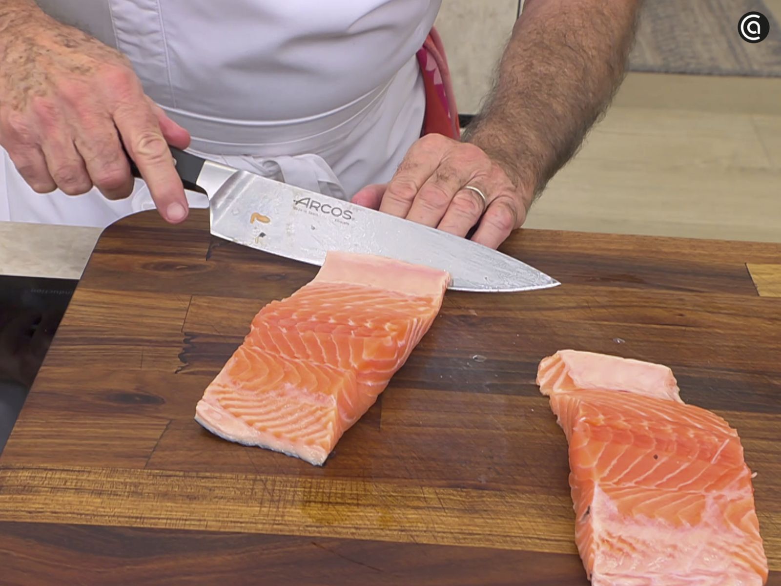 Retira la piel del salmón deslizando el cuchillo con un movimiento en zigzag