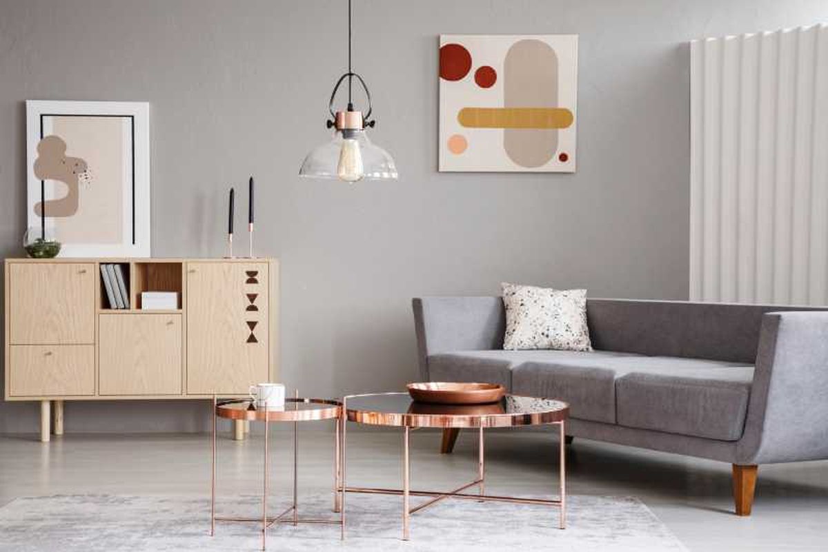 Salón moderno con mesas en cobre para reflejar la luz.