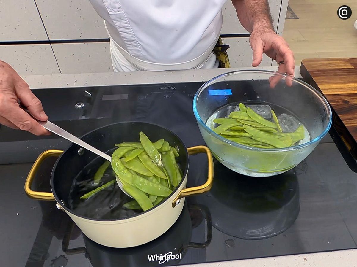 Cuece los tirabeques y pasa directamente a agua muy fría
