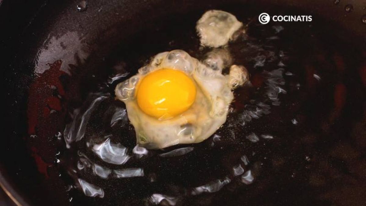 Fríe los huevos de codorniz en la sartén