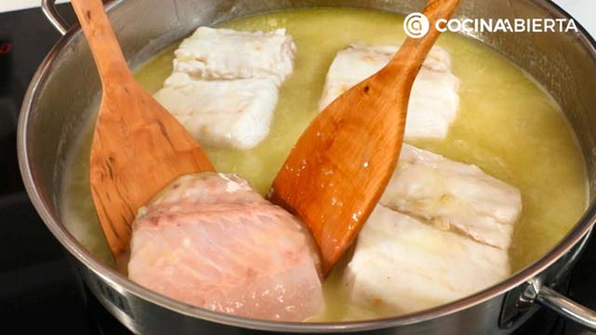 01 receta merluza en salsa verde con gulas y almejas paso 3