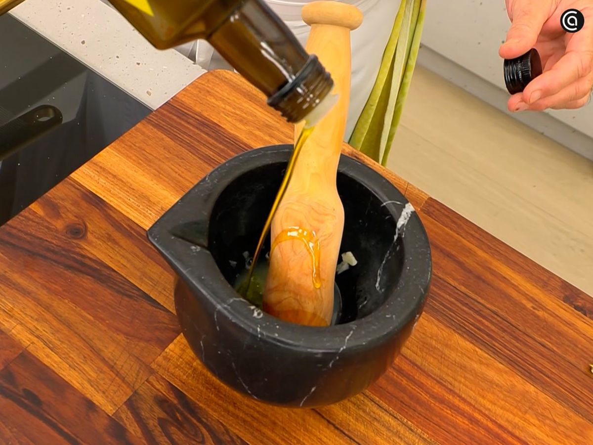 Machaca ajo en un mortero y mézclalo con limón y aceite