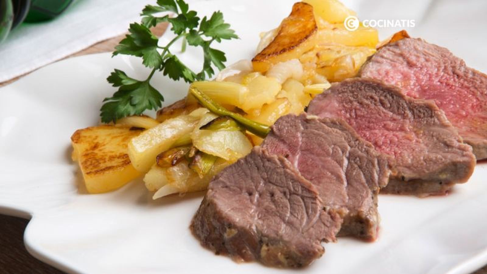 Presa ibérica al horno con patatas panaderas