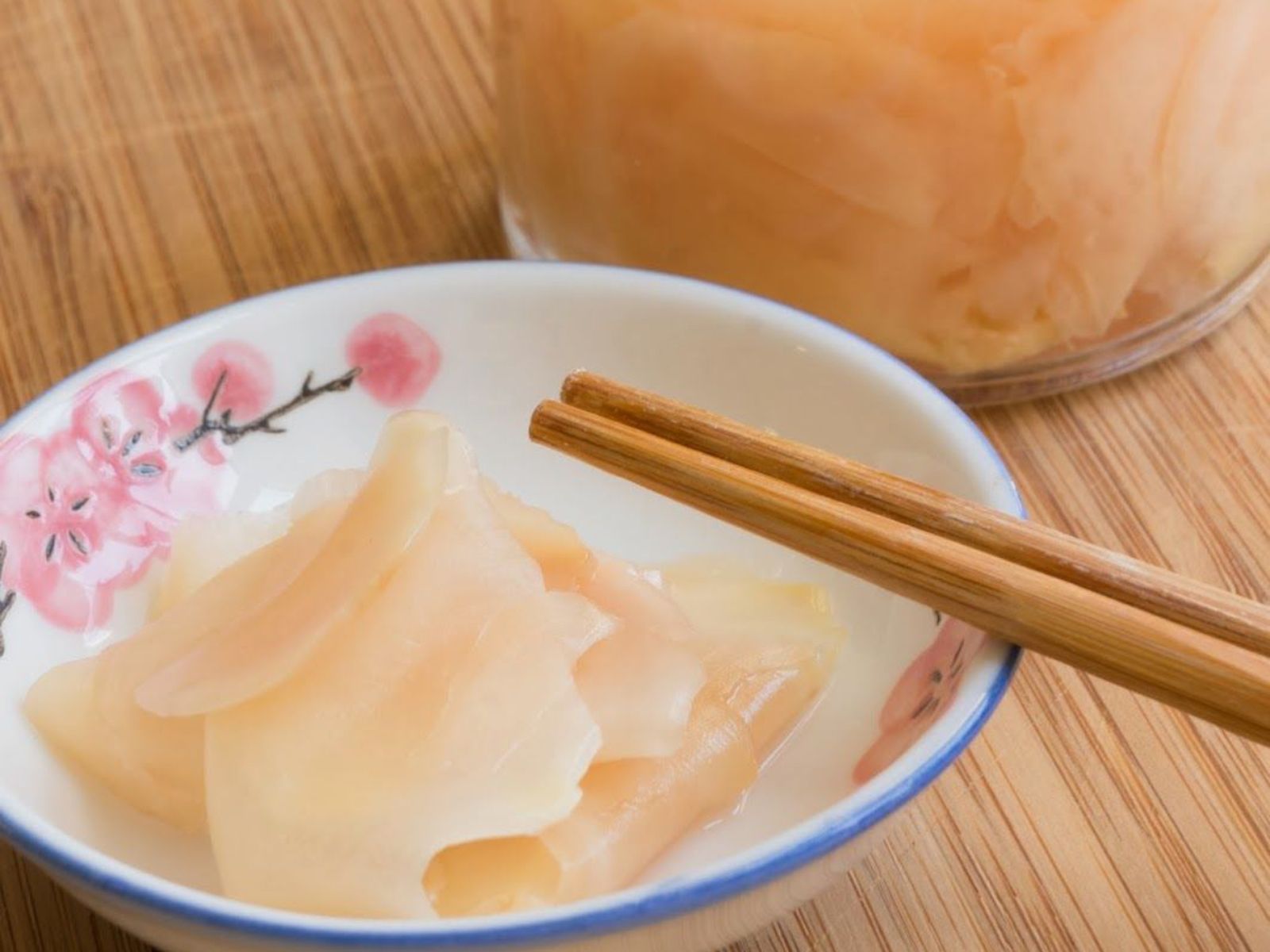 Gari casero de jengibre joven, con su color rosado natural más suave. Gari casero de jengibre joven, con su color rosado natural más suave.