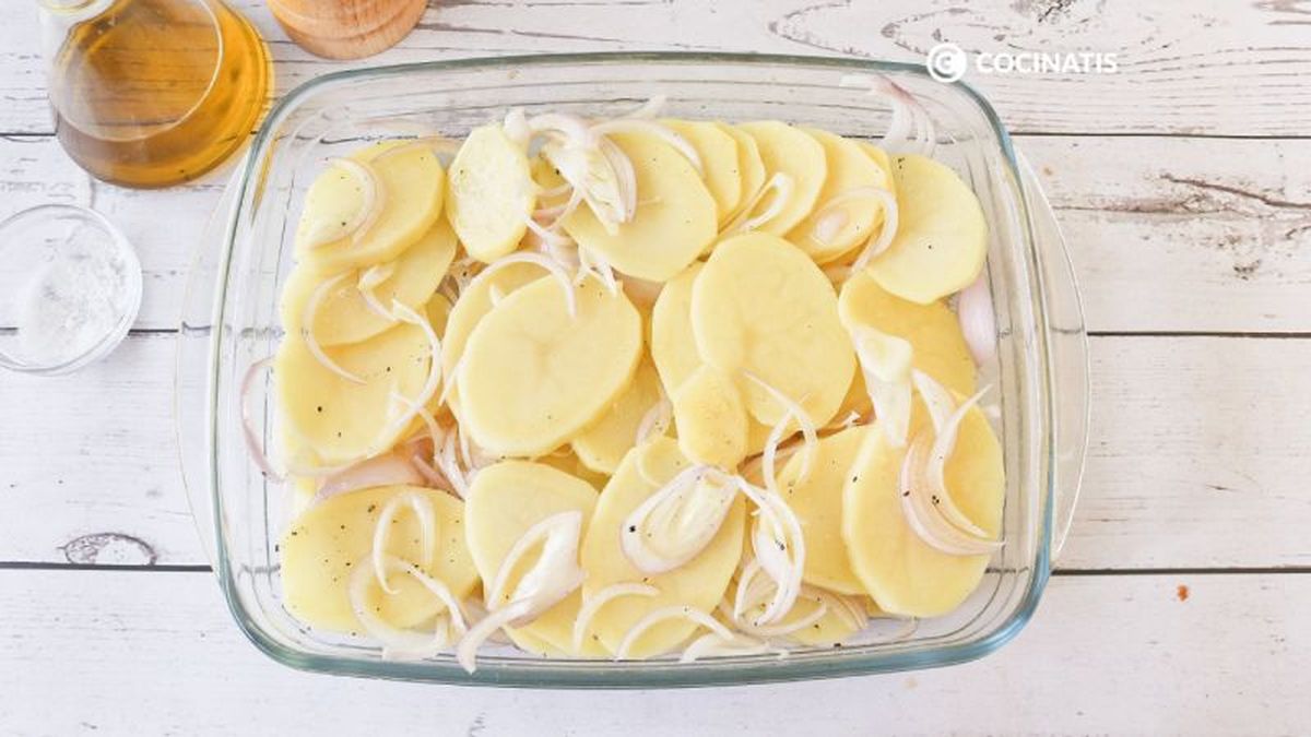 Patatas y cebolla en fuente para horno