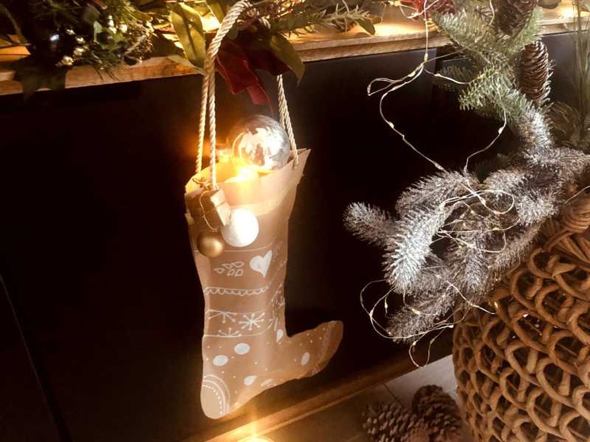 Bota de Navidad hecha con una bolsa de papel.