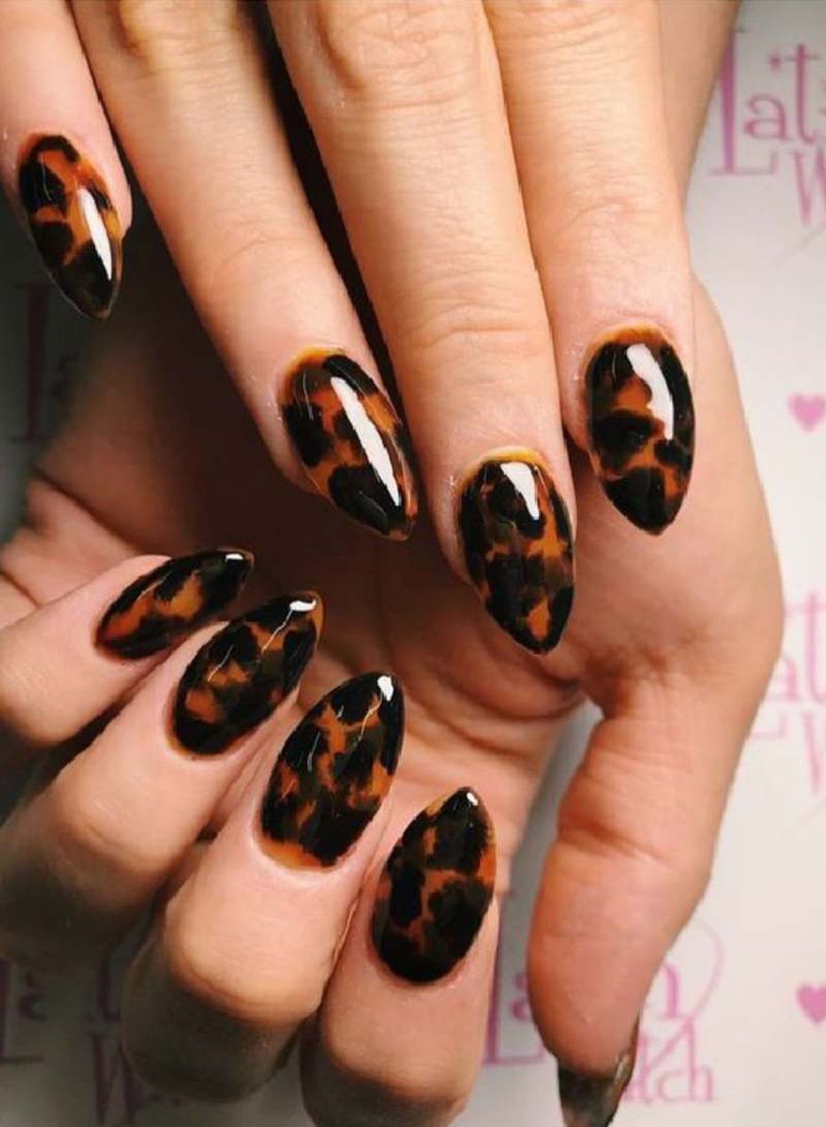 Manicura tortoise nails
