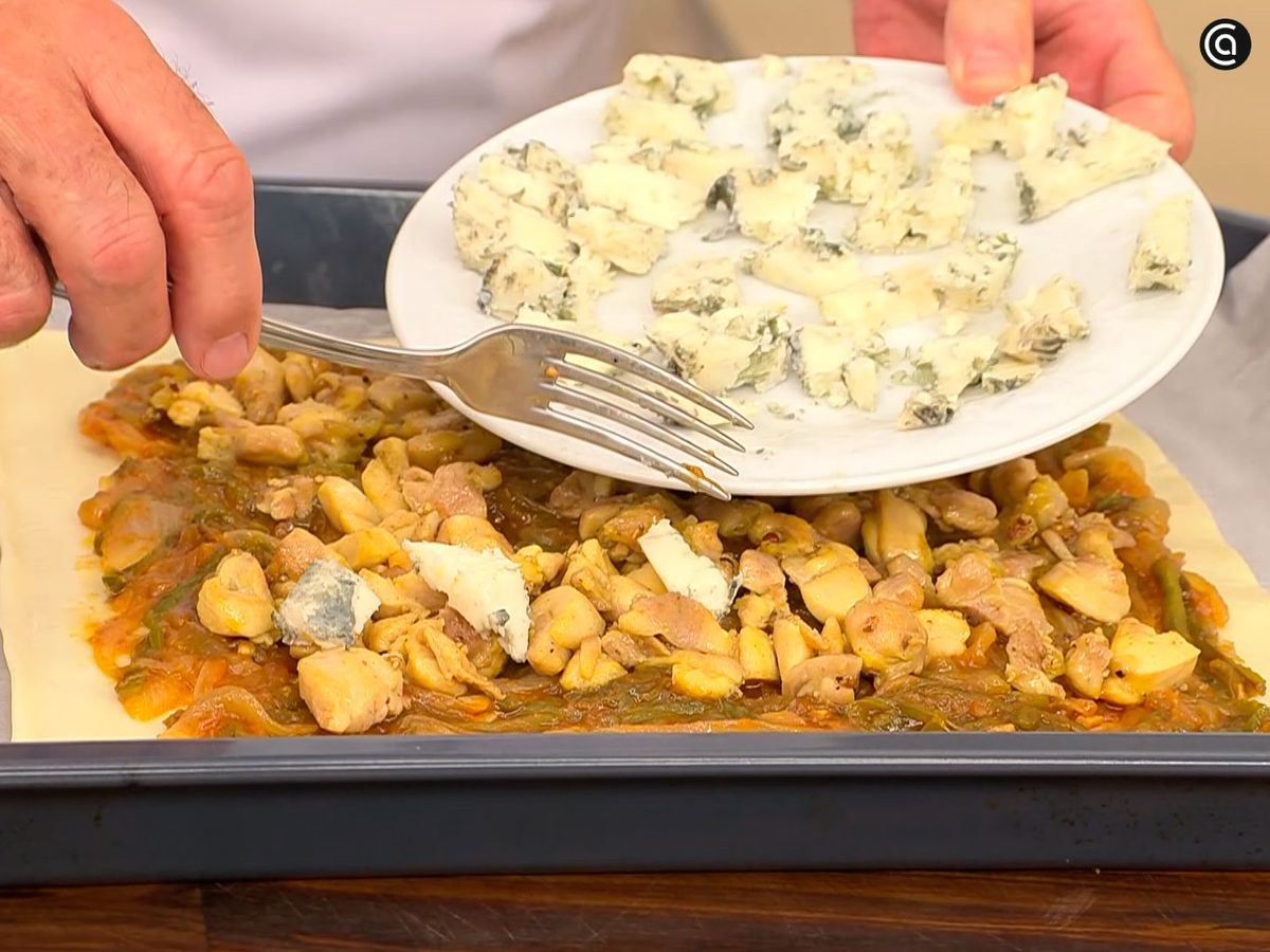 Rellena las láminas de masa, sella y pinta con huevo