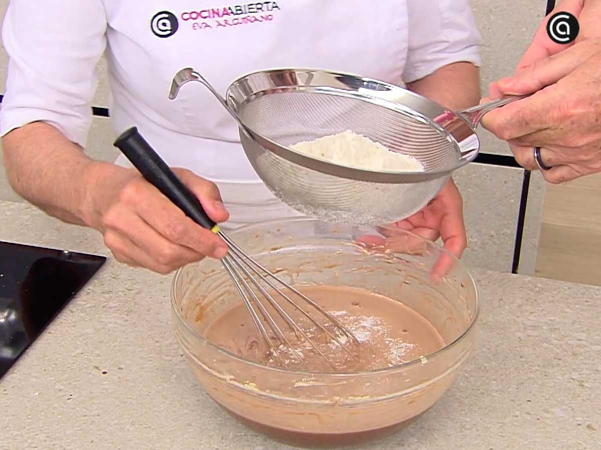 Tamiza la harina sobre la mezcla