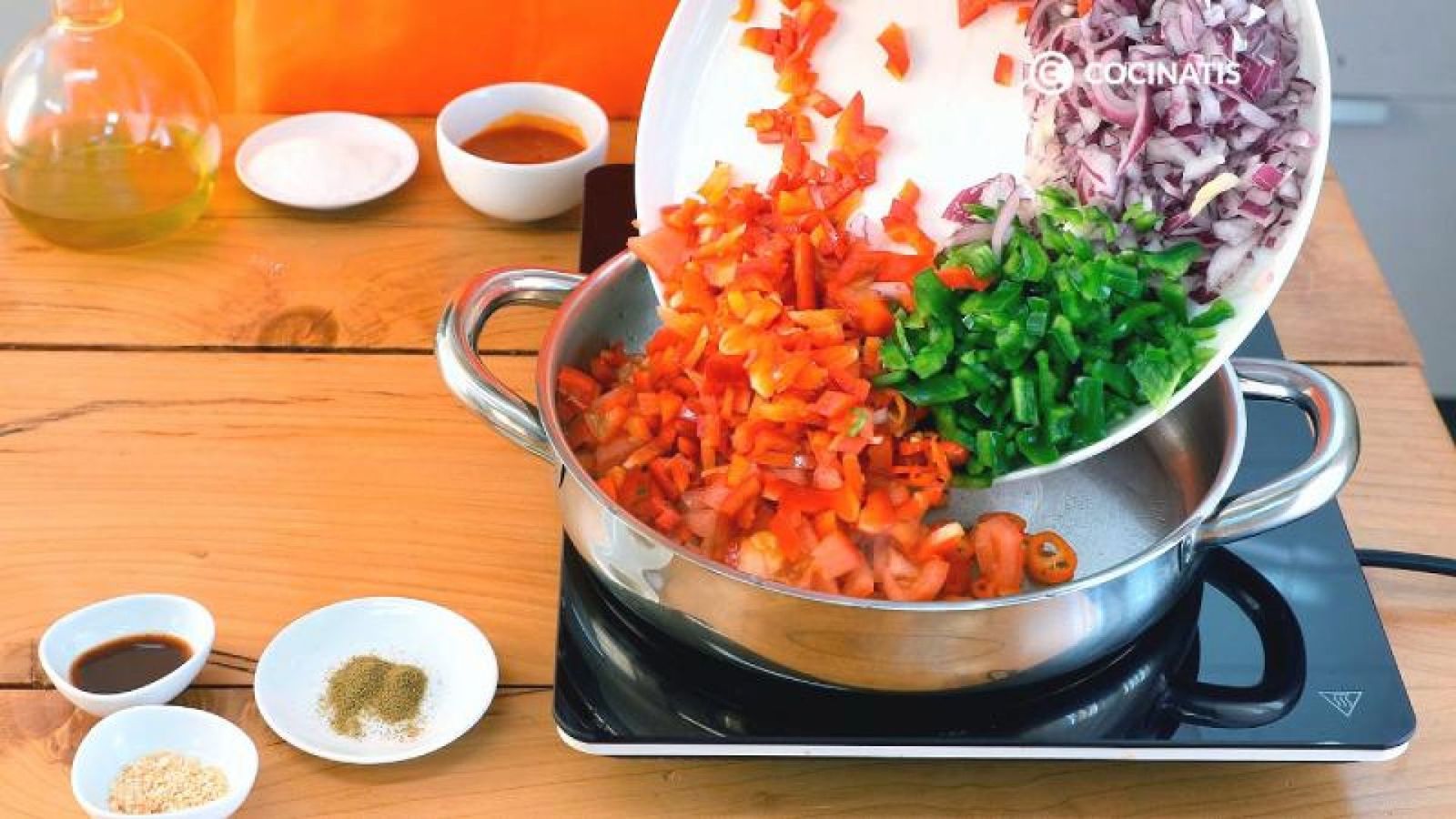 Añade las verduras picadas a una cazuela baja Añade las verduras picadas a una cazuela baja