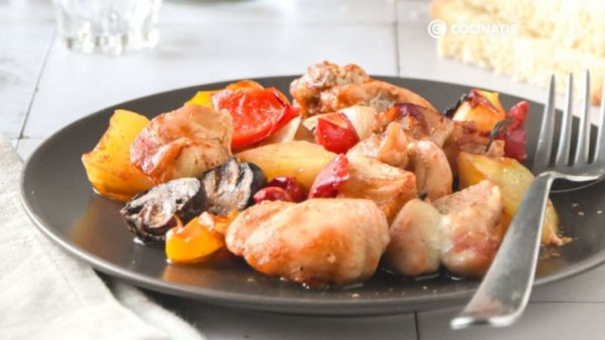 Plato de pollo al horno con verduras