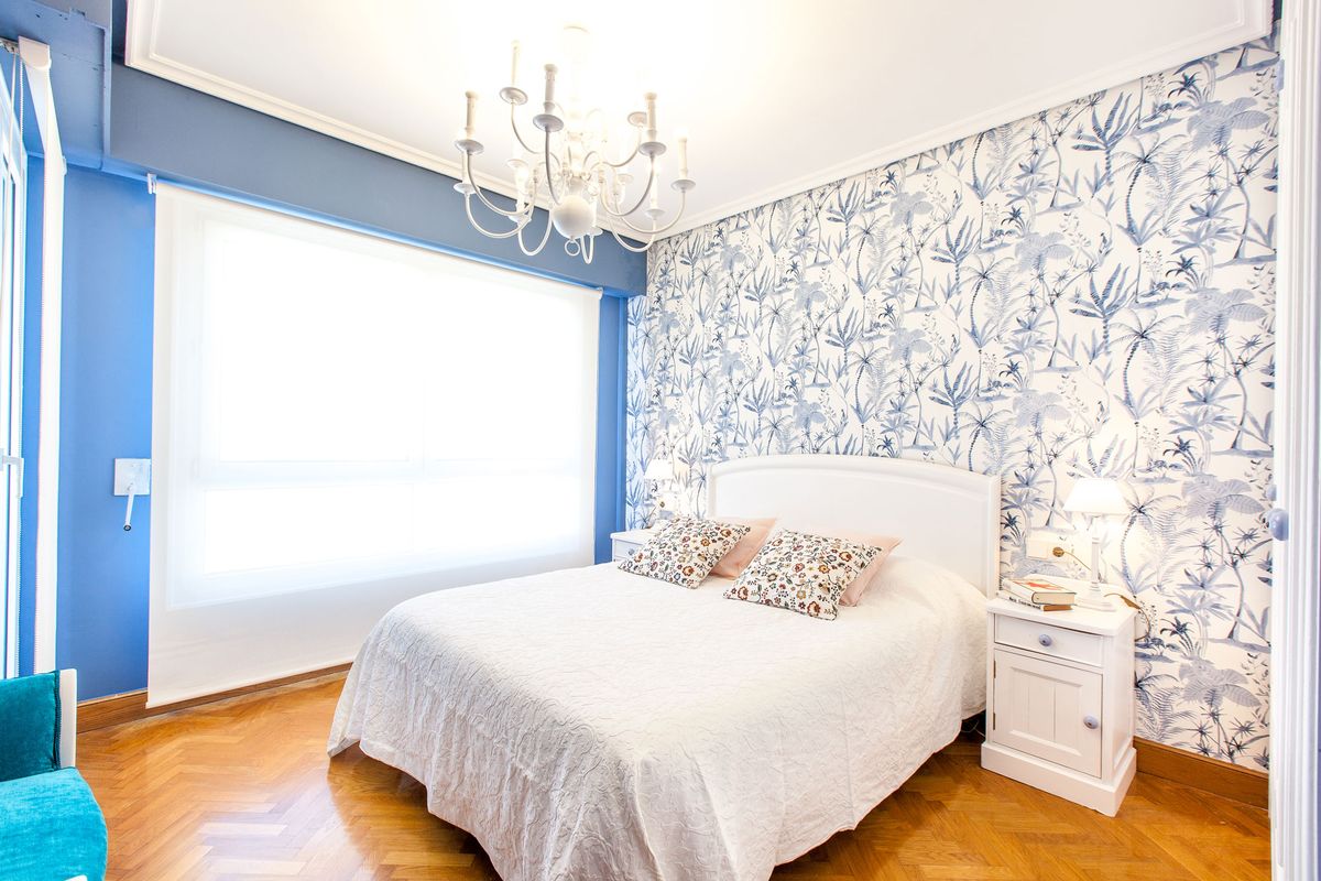 Dormitorio floral en blanco y azul