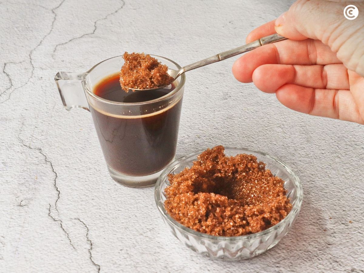 Añade azúcar moreno al gusto al café helado