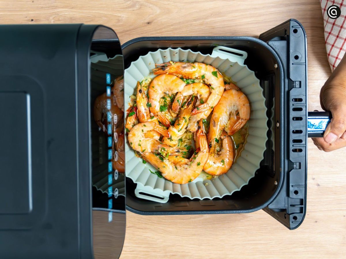 Retira los langostinos de la freidora de aire y disfruta de ellos