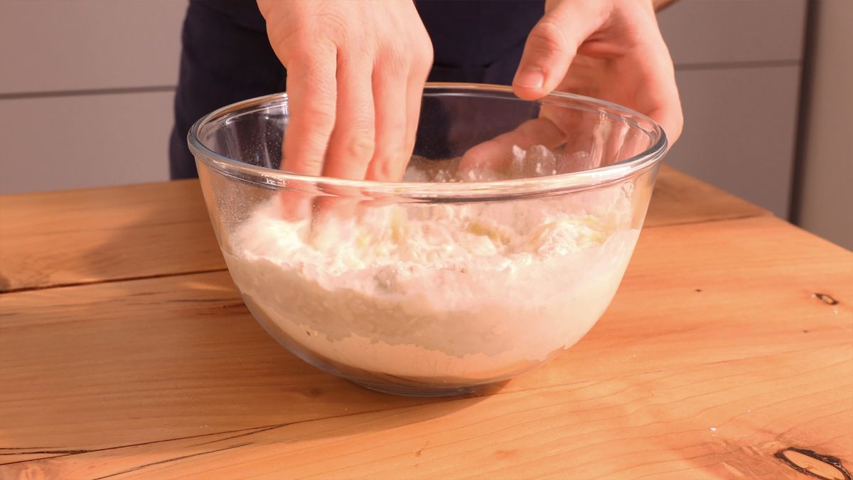 Amasa la mezcla de harina y agua hasta conseguir una textura suave y elástica, ideal para el pan casero