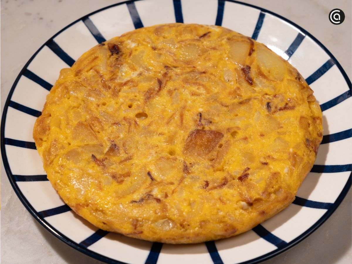 La tortilla de patata terminada se presenta entera, lista para servir.