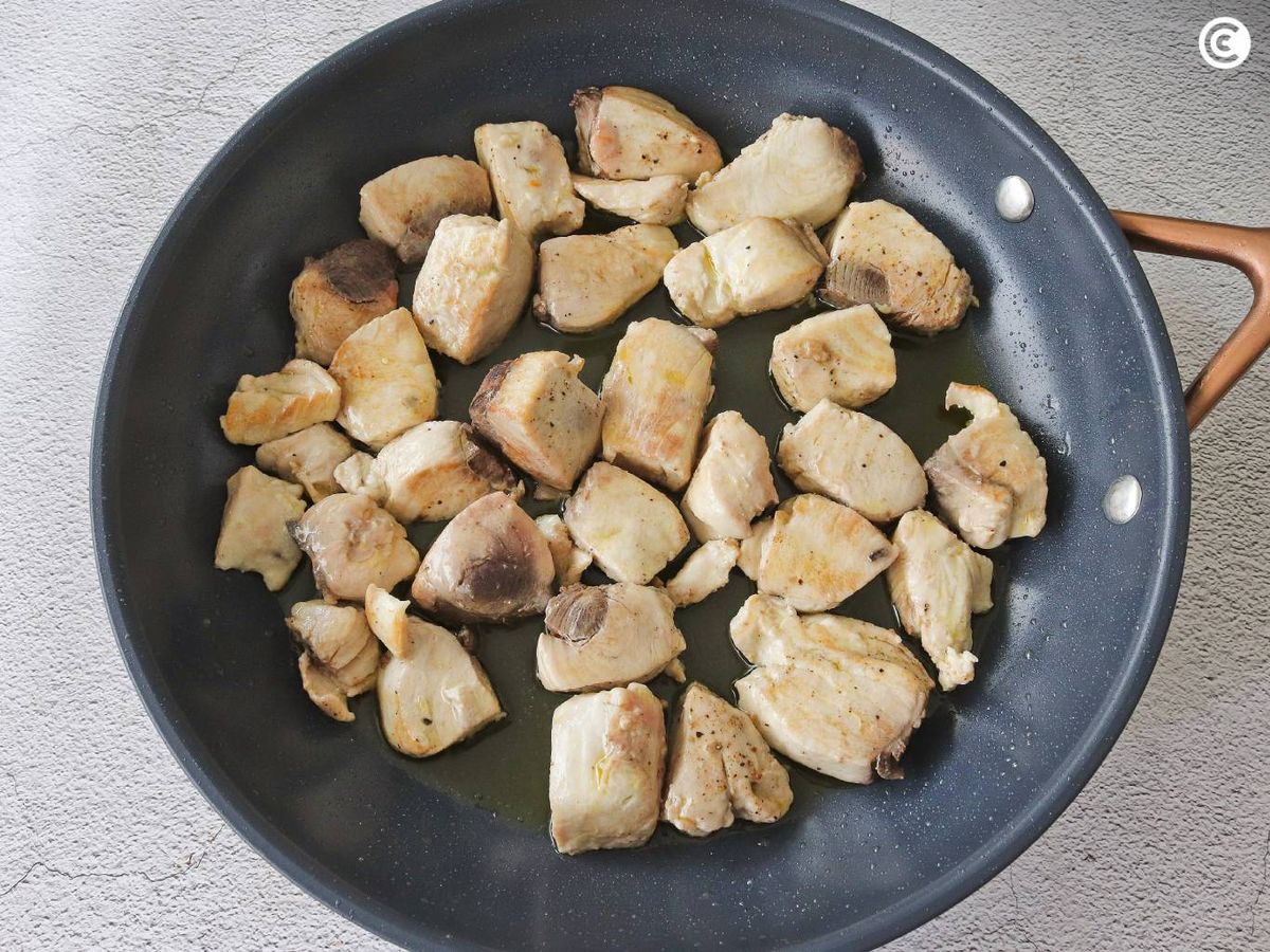 Sellar los tacos de bonito para hacerlo encebollado