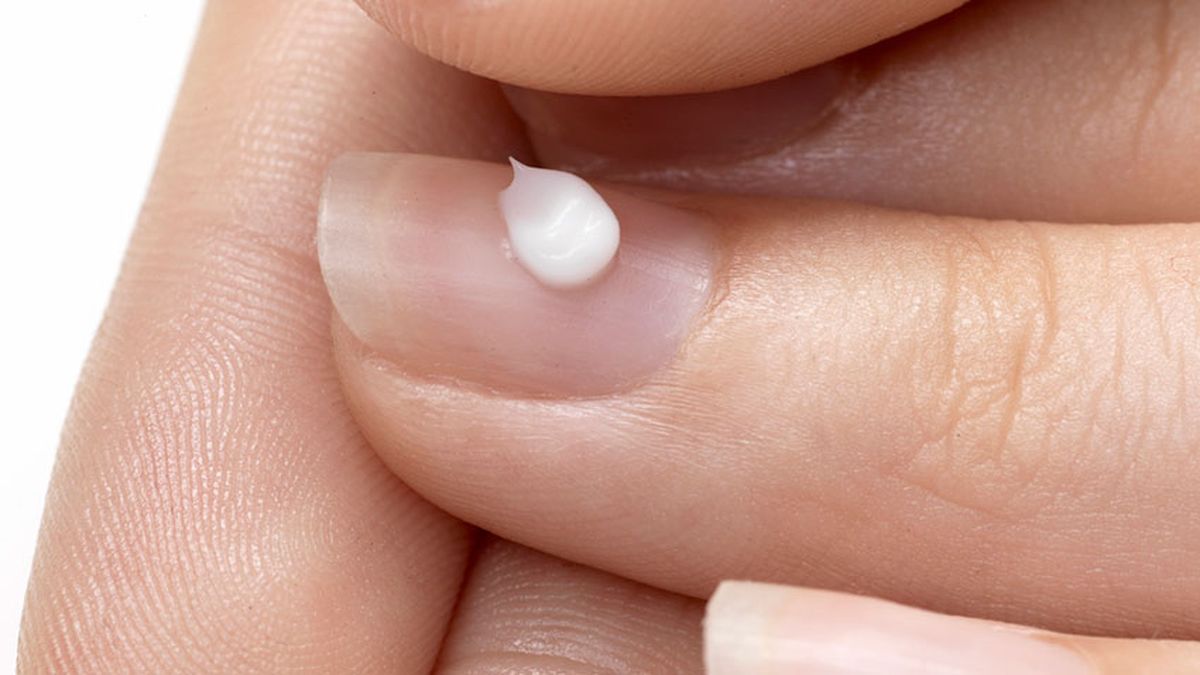Hidratar las uñas con crema