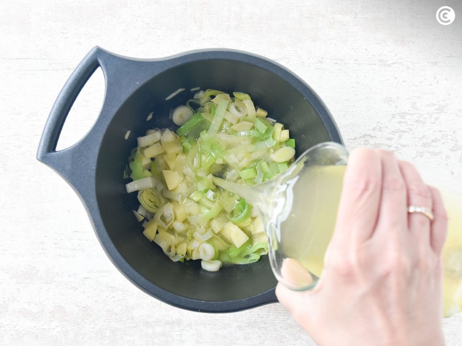 Agregar caldo de verduras para hacer la crema de puerros