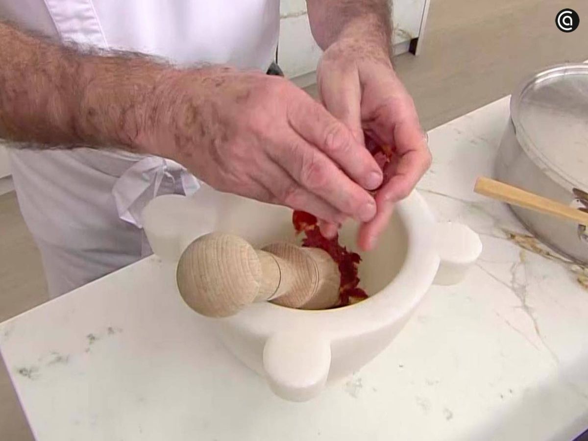 Deja enfriar las lonchas de jamón fuera del horno, trocéalas y májalas en el mortero