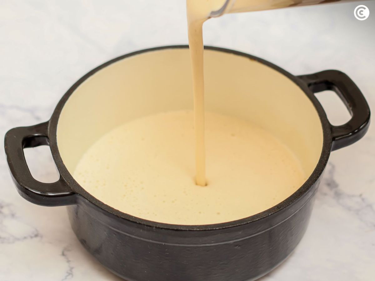 Hervir la mezcla para hacer el queso vegano