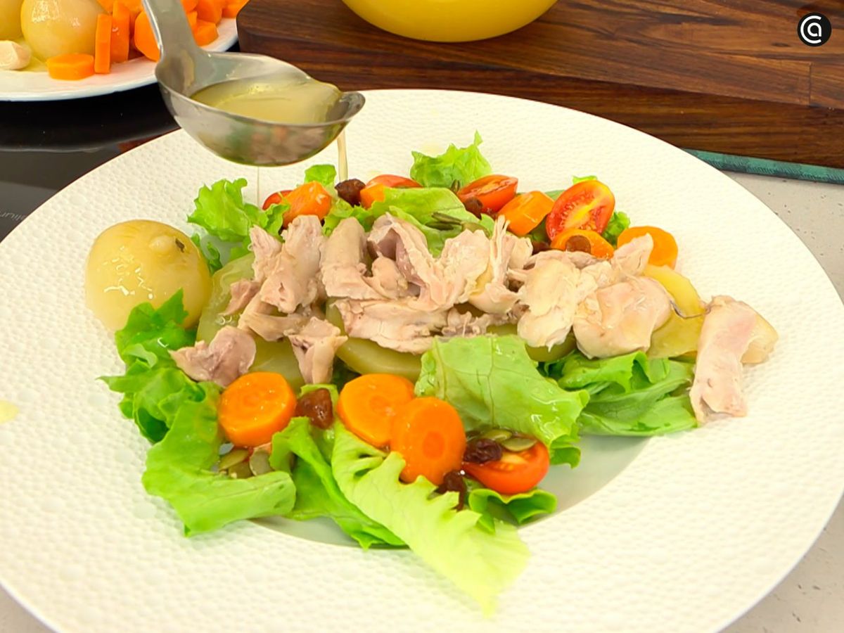 Aliña la ensalada con el jugo resultante del escabeche