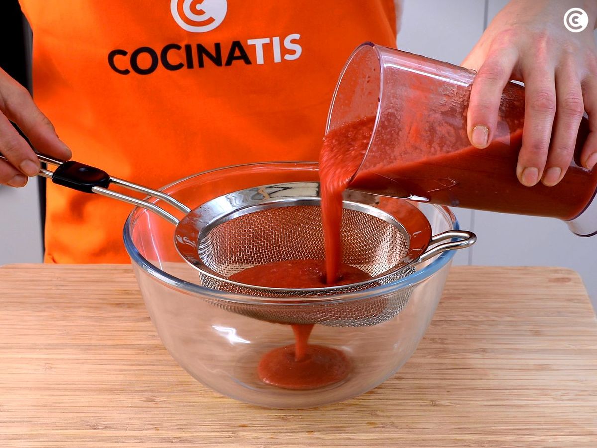 Colar el gazpacho de remolacha