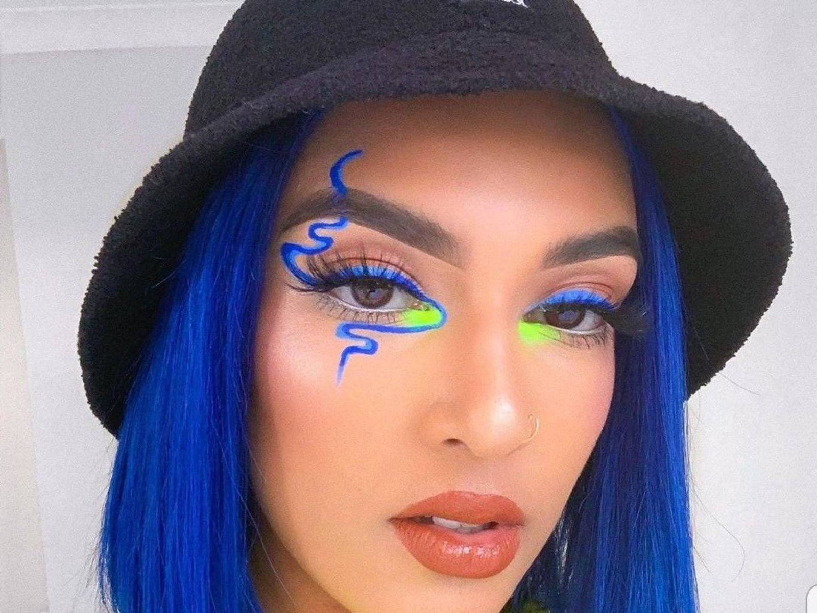 Los delineados gráficos en tonos neón serán protagonistas en los looks más creativos. Los delineados gráficos en tonos neón serán protagonistas en los looks más creativos.