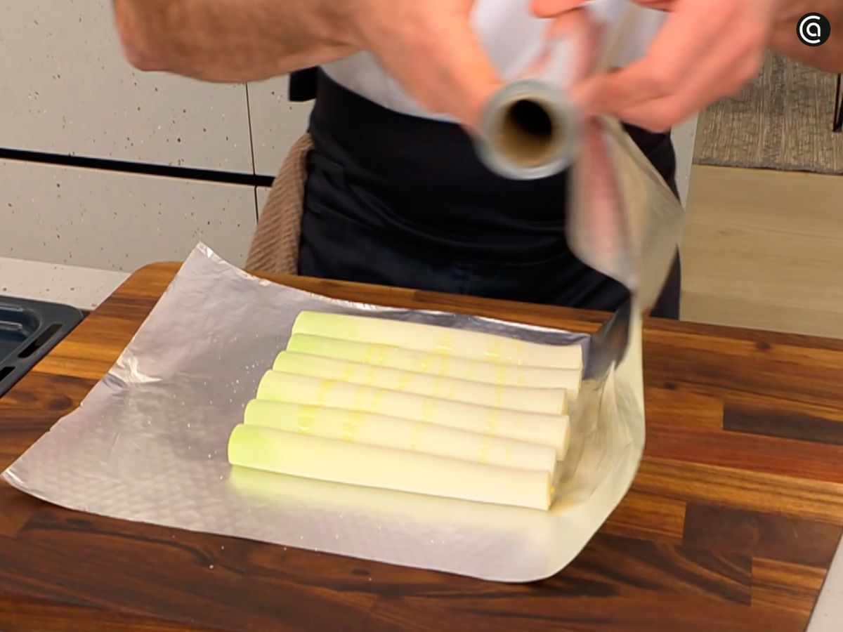Asa los puerros al horno dentro de papel de aluminio para que queden jugosos