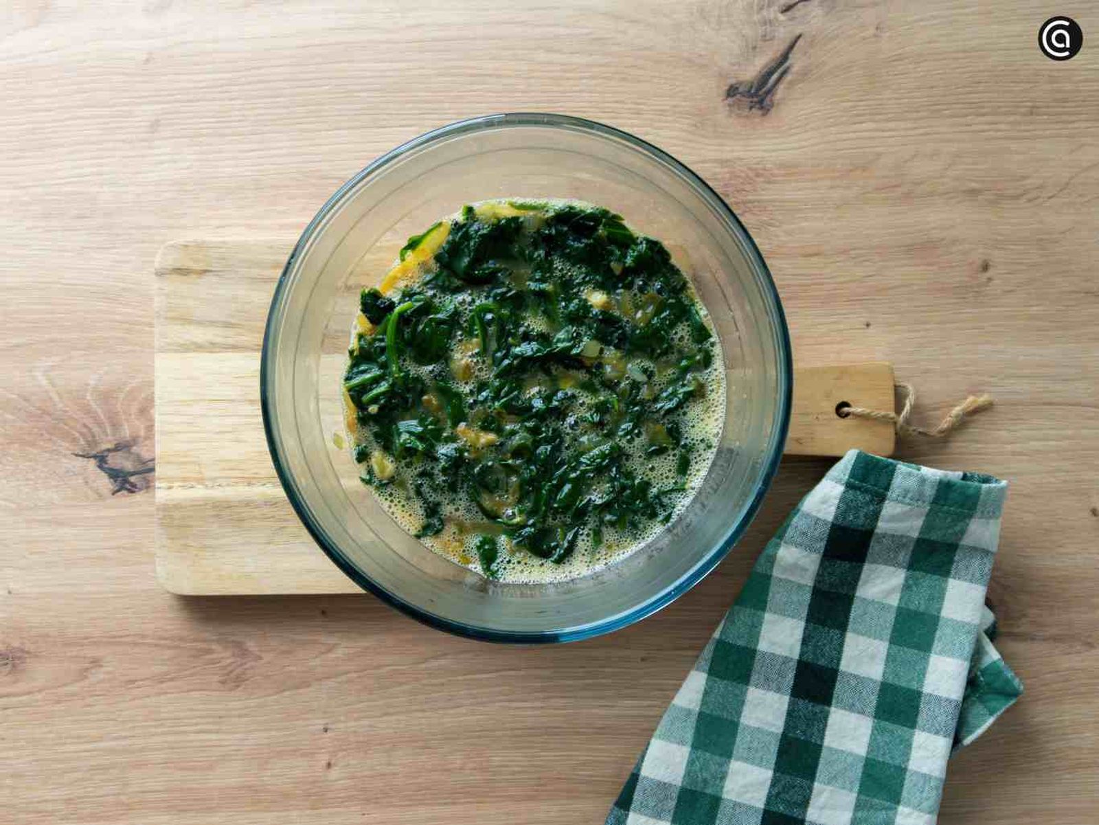Mezcla las espinacas con los huevos batidos