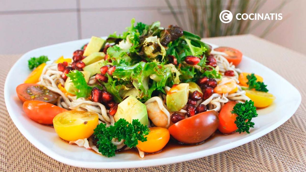 Ensalada de gulas y gambas con vinagreta de granada