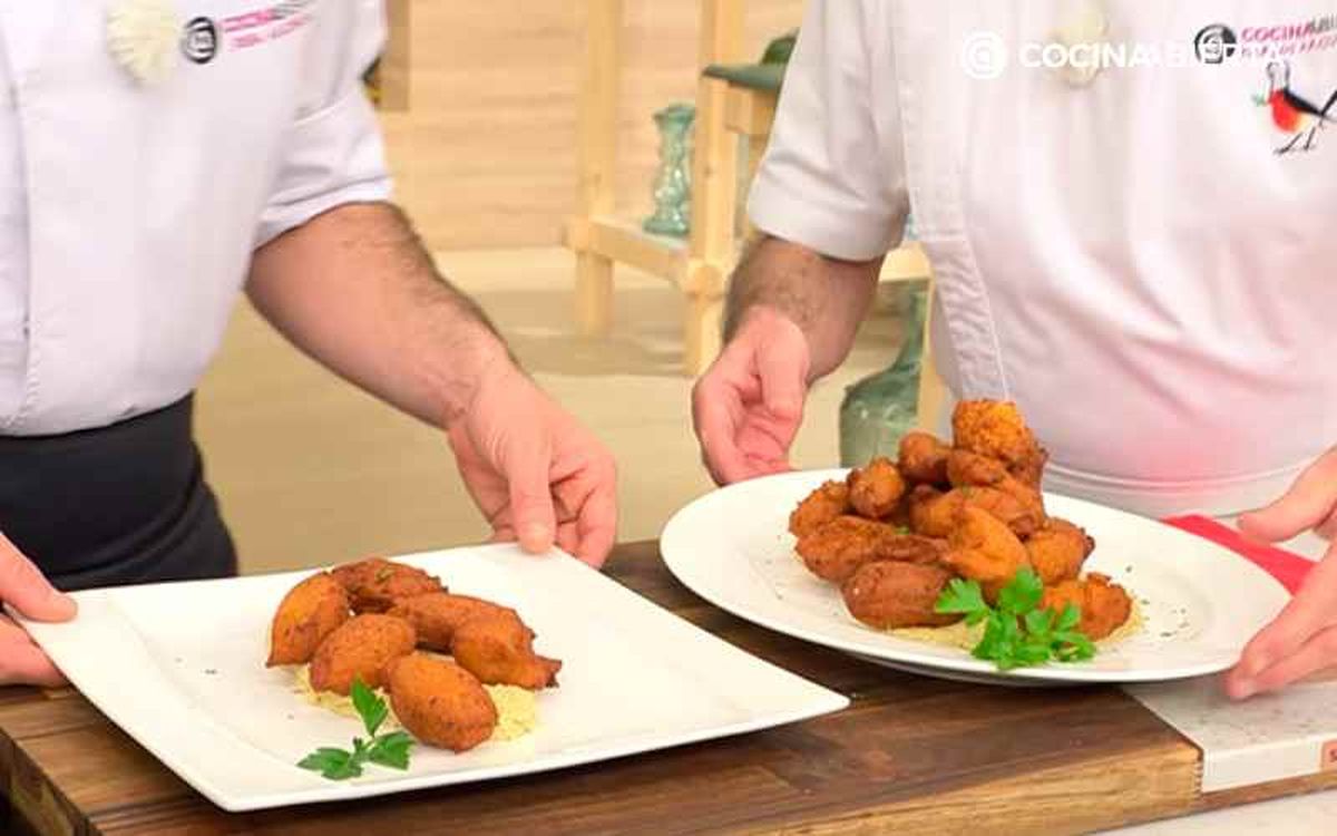 Sirve y decora los buñuelos de merluza