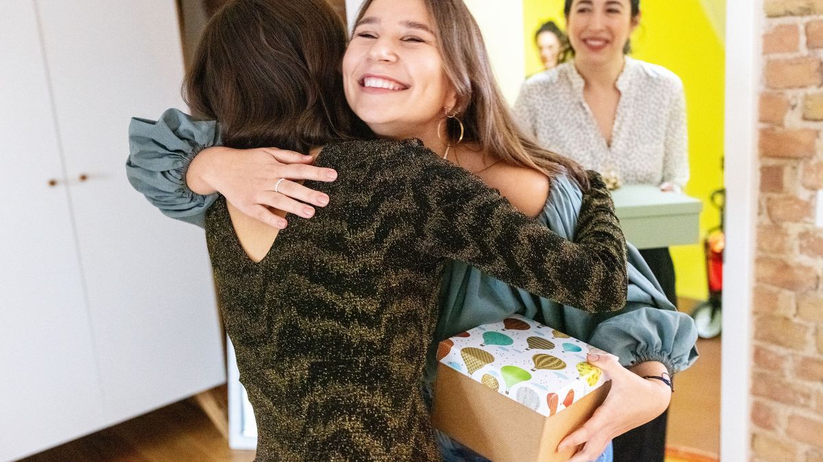 Haz un pequeño house tour a tus invitados si es su primera vez en tu casa