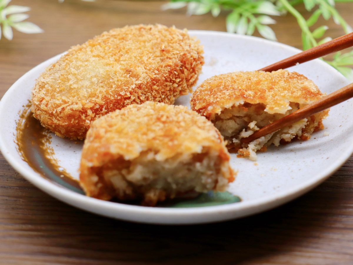 Croquetas crujientes por fuera y cremosas por dentro, un clásico de la cocina casera nipona.