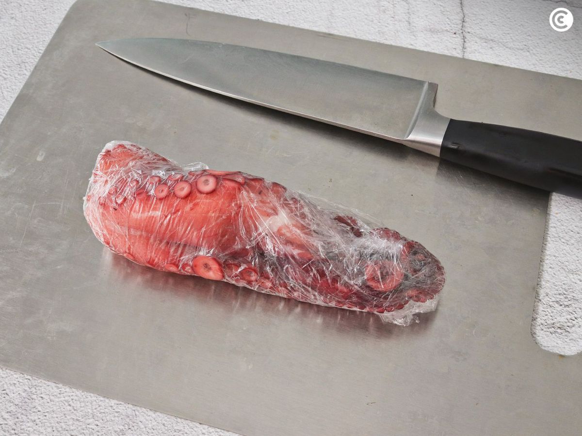 Congela parcialmente el pulpo para hacer las láminas del carpaccio