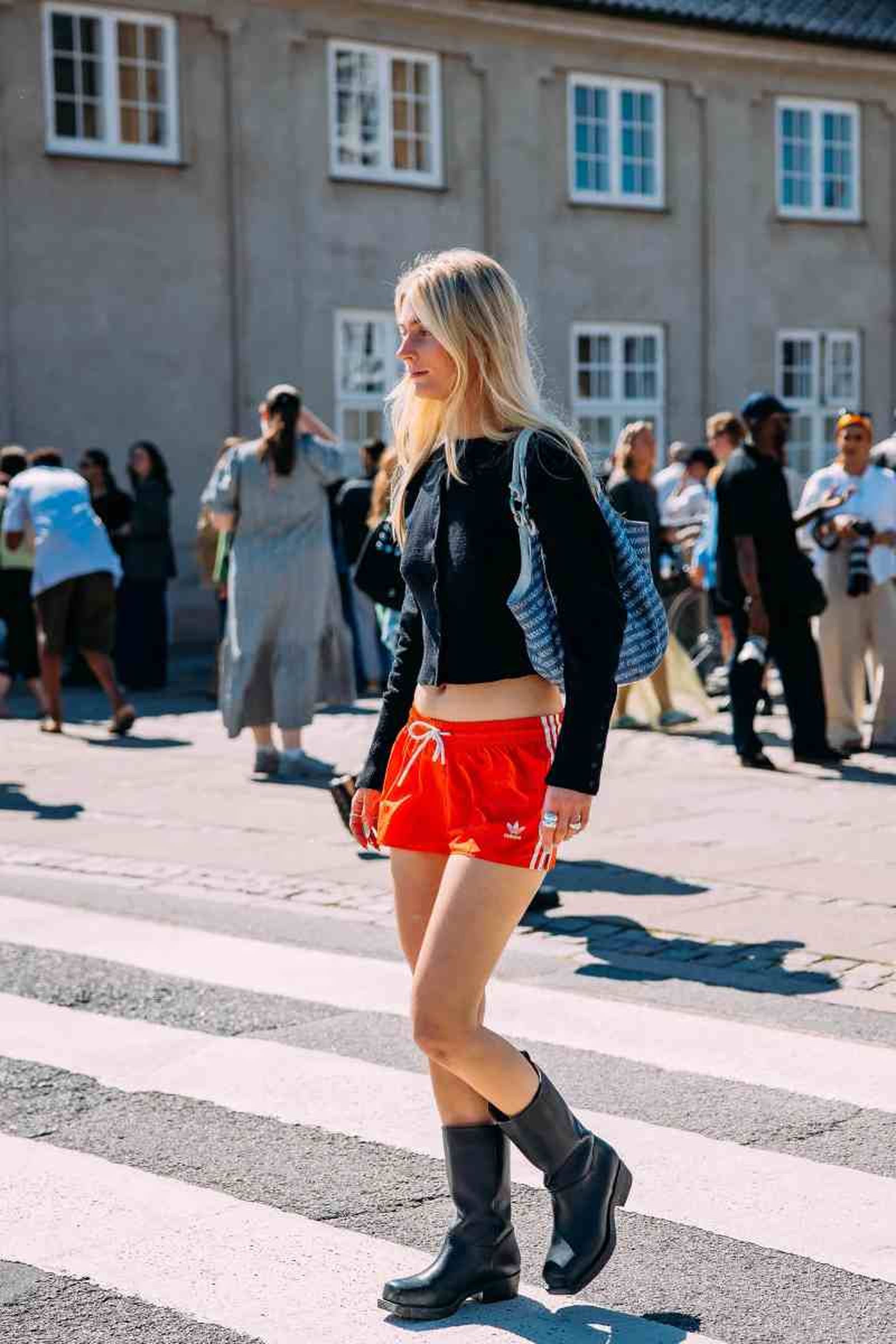 Short deportivo con bota motera de punta cuadrada