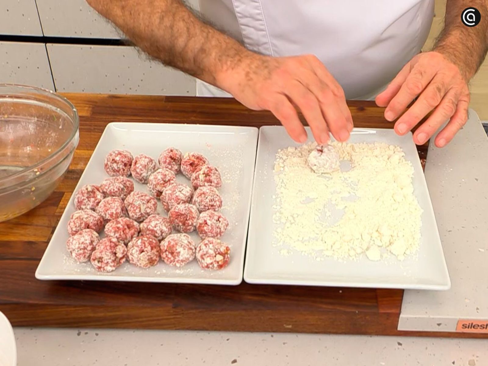 Mezcla bien los ingredientes y haz bolitas de carne