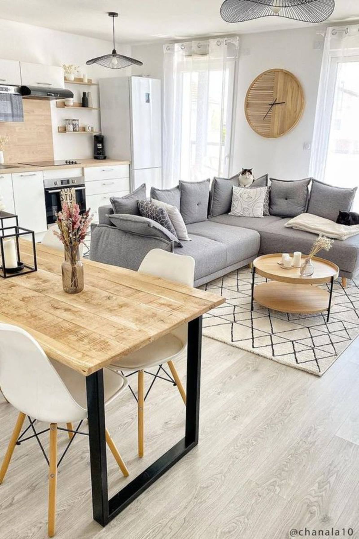 Salón con sofá gris.