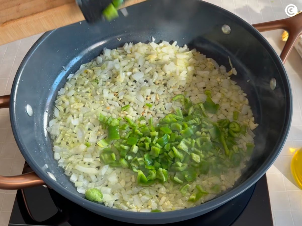 Pocha las verduras en una sartén