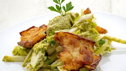 Ensalada verde con pesto de pistacho y tofu, receta de Joseba Arguiñano