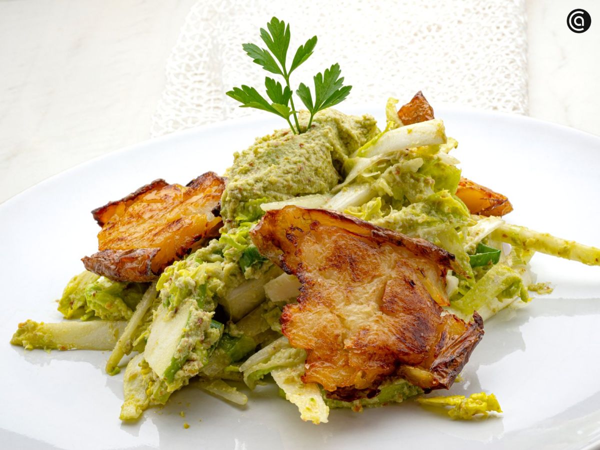 Ensalada verde con pesto de pistacho y tofu