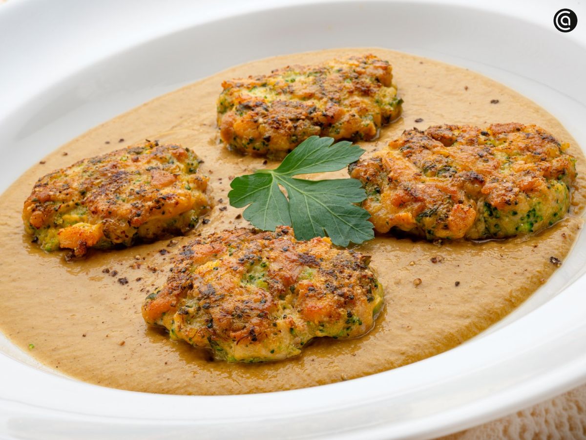 Crema de setas con tortitas de pollo y brócoli, la receta sencilla de Joseba Arguiñano