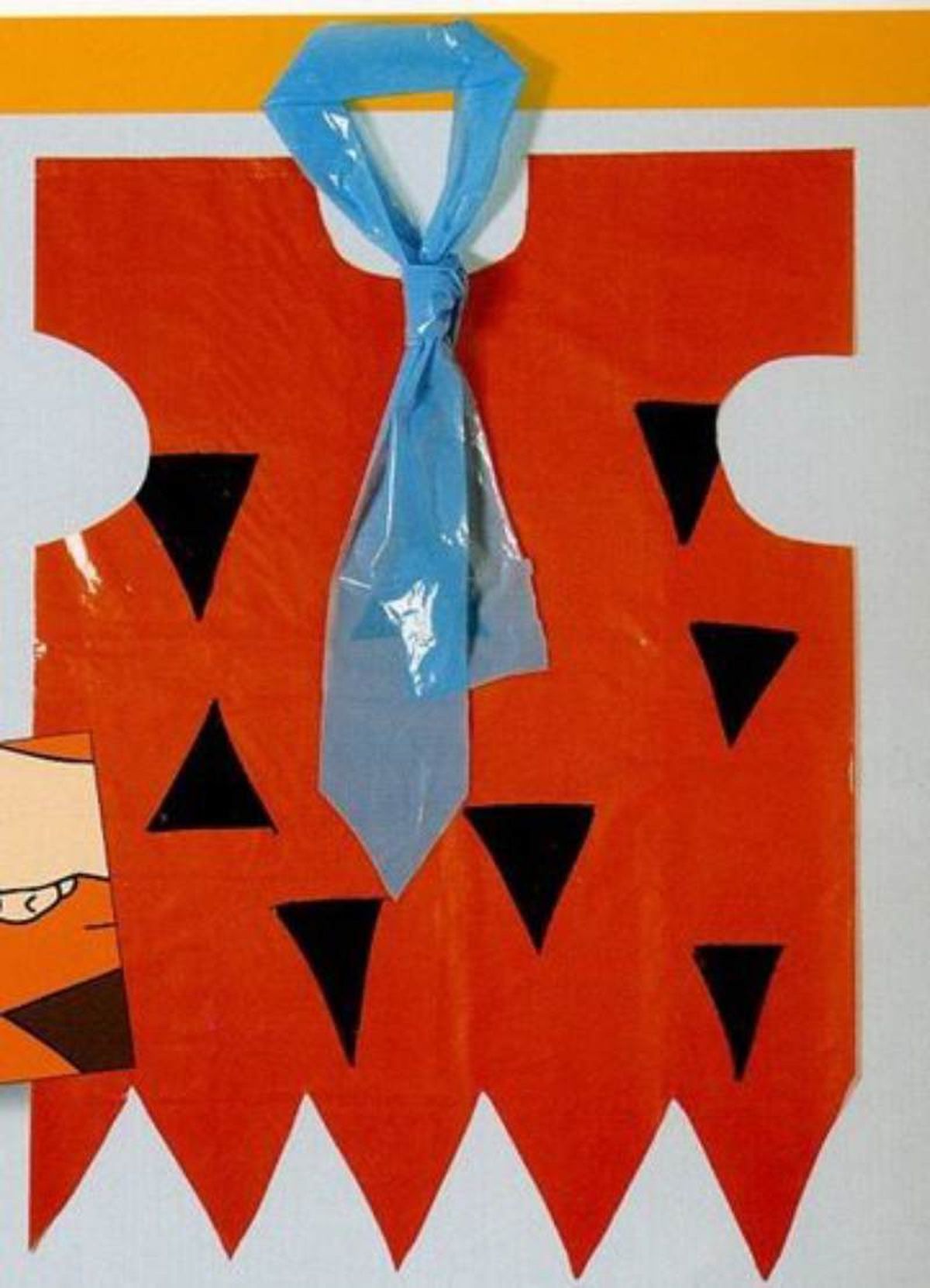 Disfraz de Pedro Picapiedra utilizando una bolsa de basura