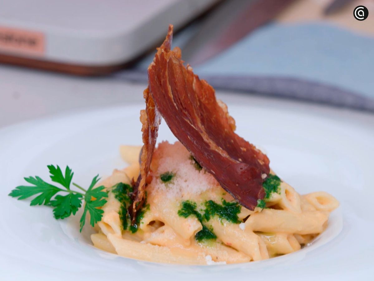 Sirve la pasta con las lonchas de jamón ibérico y el majado de albahaca y perejil