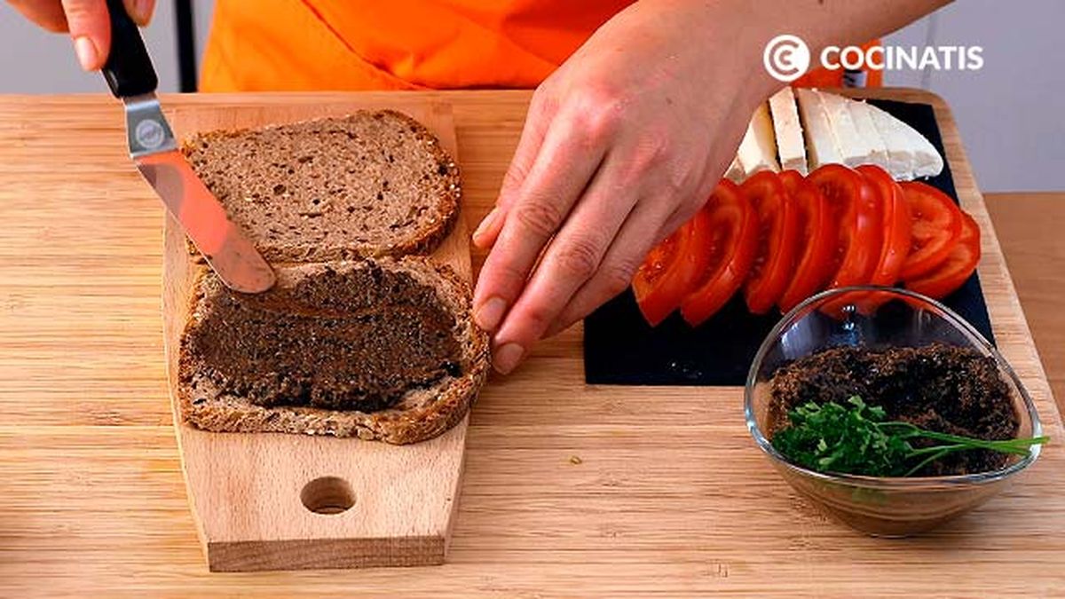 Receta de tostas de tapenade con tomate y queso fresco  paso 3